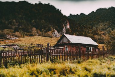 Tiltshift yatay, coutry ev ve dağlar düşmek