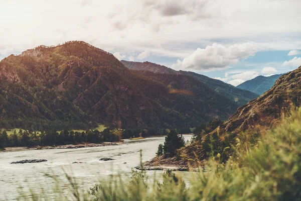 アルタイ山脈とカトゥニ川の風景 — ストック写真