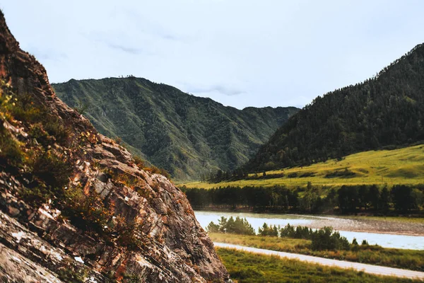 Berglandschaft mit Fluss und Wiesen — Stockfoto