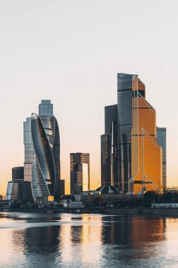 Sunset bulvarında yansıtan Moscow City gökdelen küme