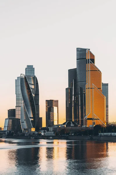 Wolkenkratzer der Stadt Moskau spiegeln sich im Sonnenuntergang — Stockfoto