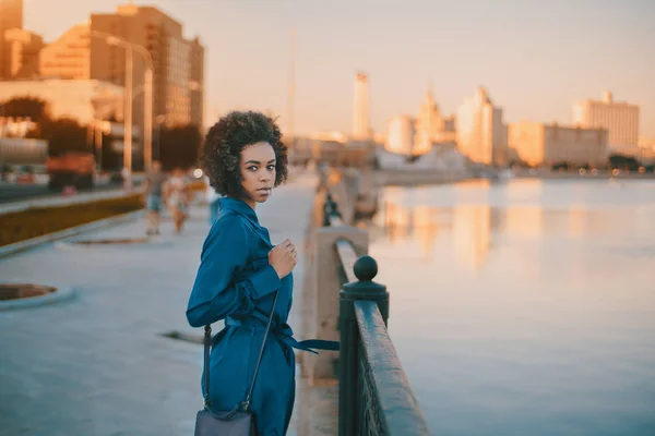 Ragazza brasiliana in derss blu vicino al fiume — Foto Stock