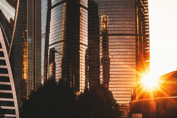 Groep van wolkenkrabbers op dramatische zonsondergang — Stockfoto