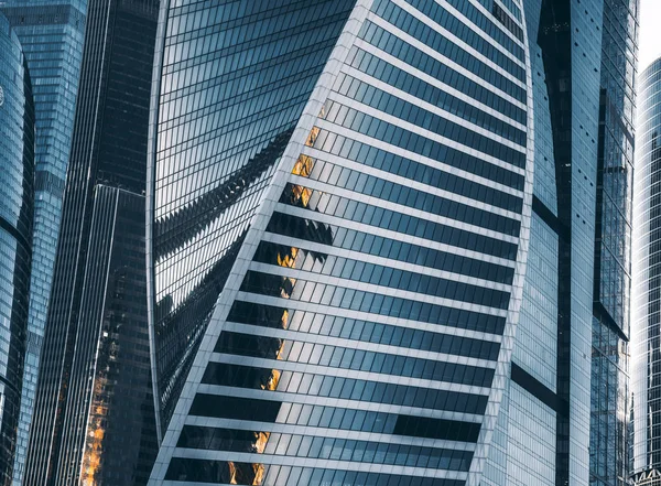 Moscow City felhőkarcoló fürt a kék fényvisszaverő homlokzatok — Stock Fotó