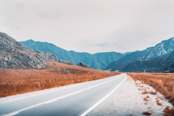 Наклонный вид автострады в горах Алтая — стоковое фото