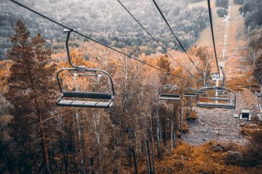 Teleferik sonbahar tepeler üzerinde