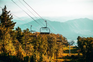 Arka plan tepelerde ile Altay Dağları'nda teleferik