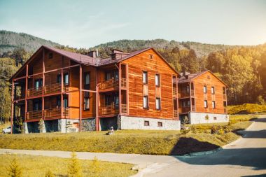 Evler ahşap bir otel ile arka plan tepelerde Altay
