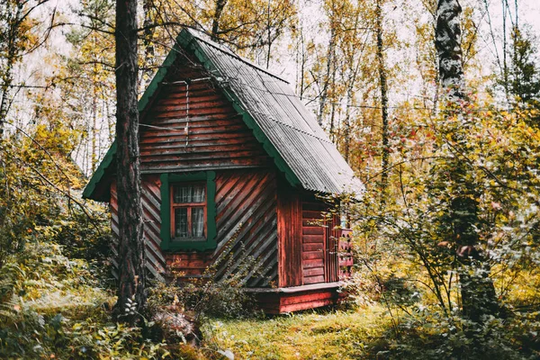 Casa de madera en bosque de otoño — Foto de Stock