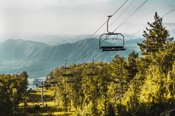 Arka plan tepelerde ile Altay Dağları'nda teleferik