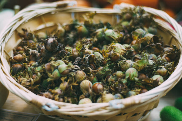 Выход из орешника в деревянной корзине с ваттами
