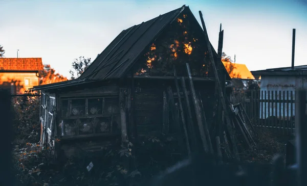 Silhueta escura de casa de madeira abandonada — Fotografia de Stock