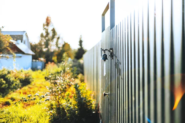 Колокольчик на двери в заборе дачи Стоковое Фото
