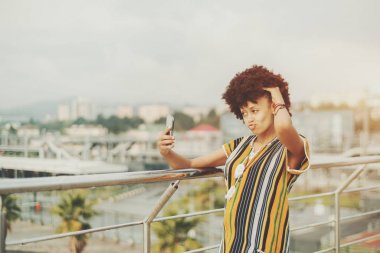 Siyah kız köprüde selfie yaparken aping
