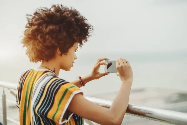 Giovane ragazza ebano tiro paesaggio urbano sul suo telefono — Foto Stock