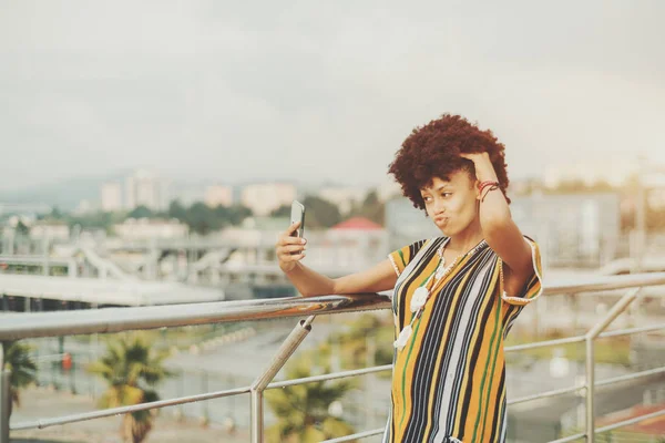 Siyah kız köprüde selfie yaparken aping