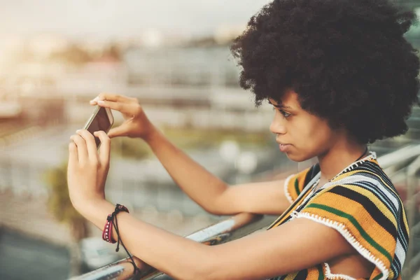 Encantadora chica negra con pelo disco haciendo piedad en el teléfono celular —  Fotos de Stock