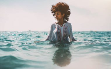 Briacial kız bel-derin deniz suyu ayakta