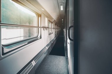 Çift katlı yolcu treni ikinci kat iç görünümü