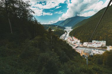 Cableroad yerleşim ile dağlarda peyzaj