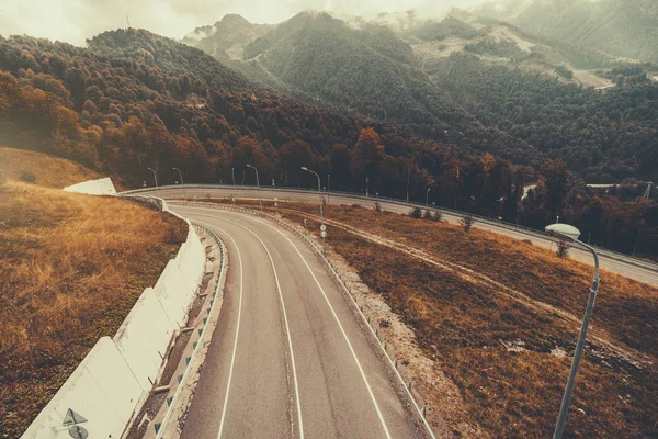 Autoroute dans les montagnes tournant vers le tunnel — Photo