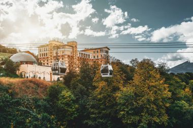 Teleferik tepeler üzerinde iki kabin 