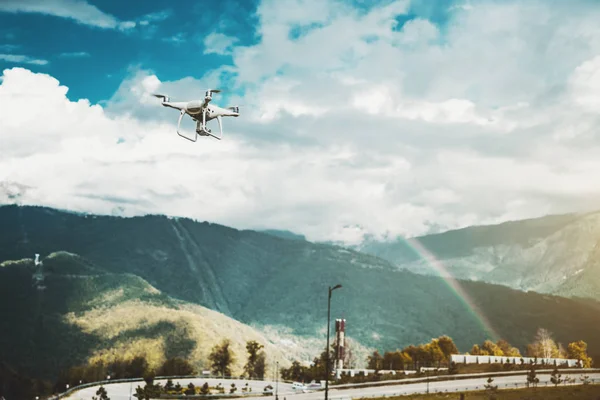 Drohne und Regenbogen — Stockfoto