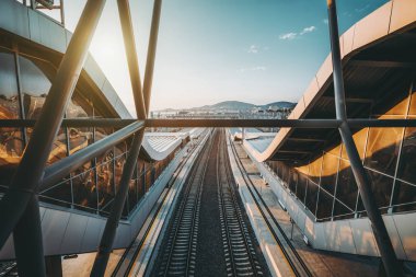 Tren istasyonuna güneşli akşam