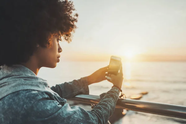 Schwarze junge Frau schießt Meer Sonnenuntergang — Stockfoto