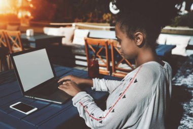 Afrika gilr kafe açık havada dizüstü bilgisayar ile