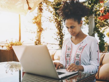 Abanoz kız sokak kafede dizüstü bilgisayar ile