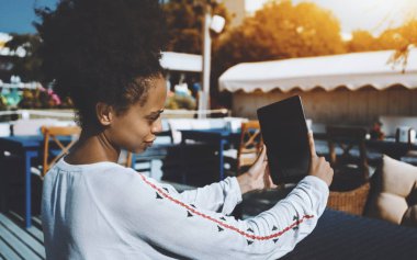 Sokak Bar dijital pad ile Afro kız