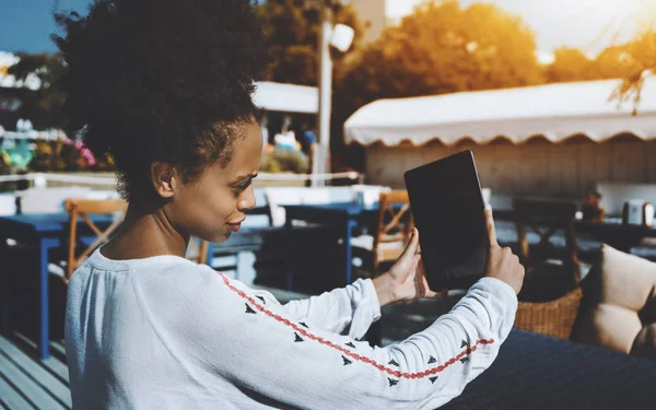 Sokak Bar dijital pad ile Afro kız