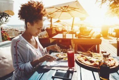 Siyah kız sokak kafede pizza yemek