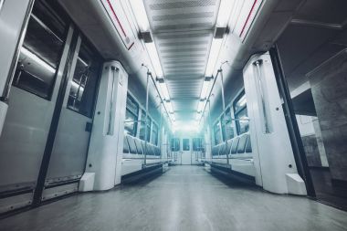 Boş metro treni