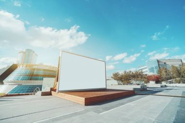 Mock-up ahşap sahne arkasında Lcd ekranın