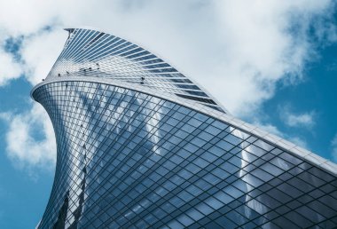 Modern yüksek katlı üzerinde endüstriyel dağcı
