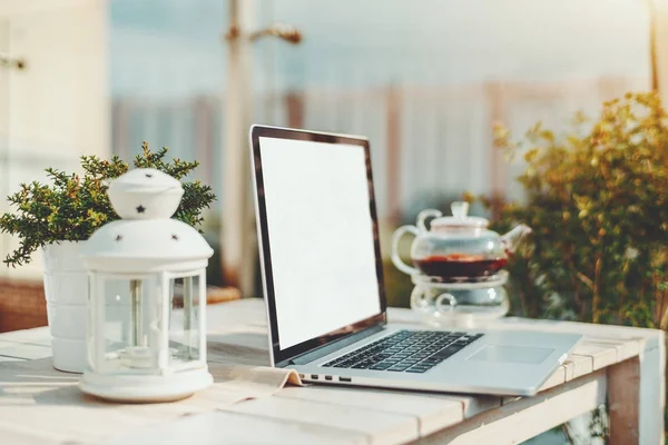 Laptop with empty screen mockup in cafe outdoor — Stock Photo, Image