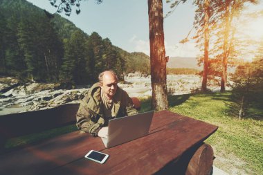 Adam mountans ayarları içinde laptop ile