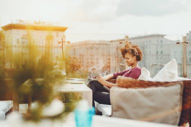 Genç feemale freelancer açık havada kafede dijital pad ile