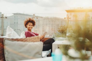 Dijital tablet ile gülümseyen afro kadın