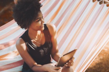 Hamak dijital pad ile siyah kız