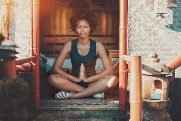 Afro girl meditating with glow over her head — Stock Photo, Image