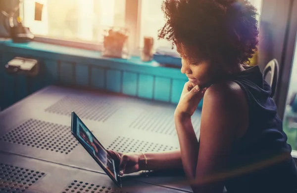 Brasileño lindo rizado adolescente femenino con tableta digital — Foto de Stock