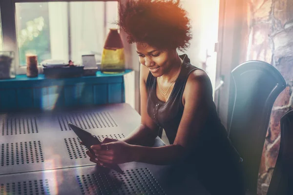 Sonriente chica negra con almohadilla digital tomando selfie — Foto de Stock