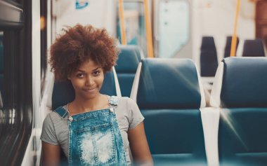 Boş banliyö tren akşam içinde Afro kız 