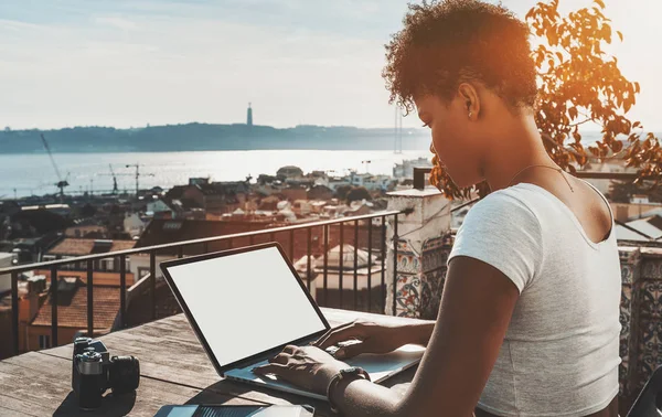 Schwarzes lockiges Mädchen mit Laptop-Vorlage und Retro-Fotokamera — Stockfoto