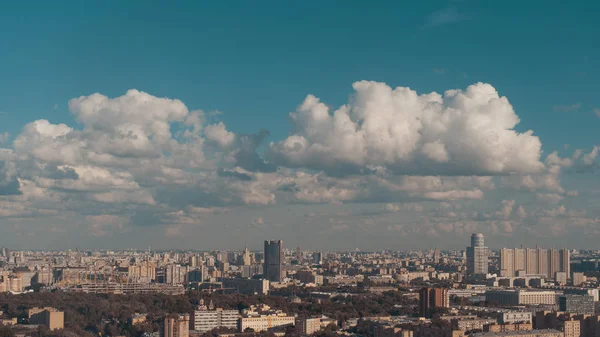 Paisaje urbano desde el punto más alto con hermosas nubes por encima — Foto de Stock