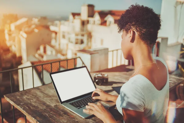 Schwarzes Mädchen mit Laptop auf dem Balkon — Stockfoto