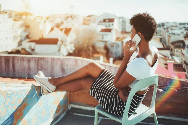 Brazilská dívka na balkóně, mluvit na telefonu — Stock fotografie